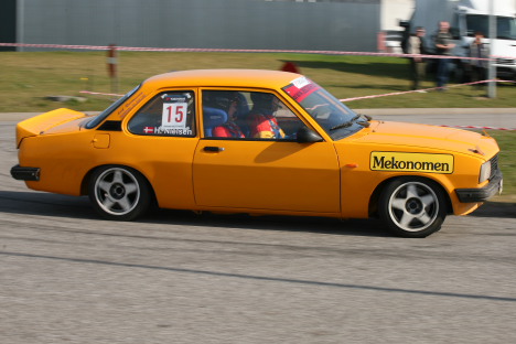 YM5 - Erik Høg/Henrik Nielsen i deres Opel Ascona.